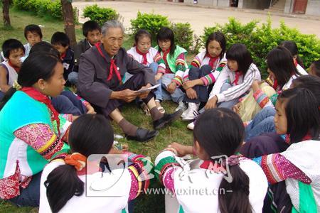 通海县兴蒙乡关工委工作人员给兴蒙小学的孩子们讲革命故事(图片由市关工委提供)