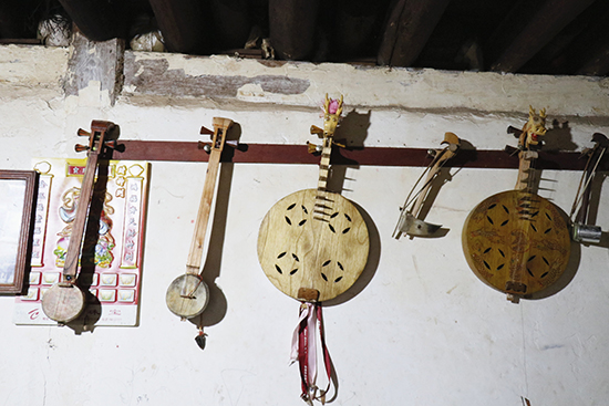 1575195352303053335.jpg 王天仁家正堂的墙壁上格外显眼的挂着四弦、三弦和牛角二胡等多种乐器.jpg