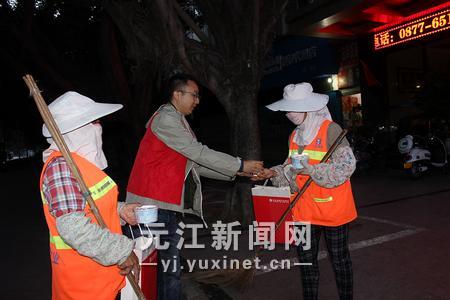 为环卫工人送上汤圆