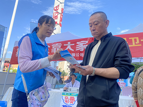 医保基金政策法规宣传走进群众.jpg